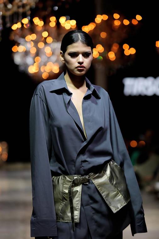 La expresión arquitectónica del hormigón, conocida como béton brut, es la inspiración de la apuesta de Tirso Rubio, que dejó impreso su trademark minimalista en cada prenda. Sobre las camisas holgadas define la silueta con cinturones superpuestos de acabados metalizados para un efecto de contraste.