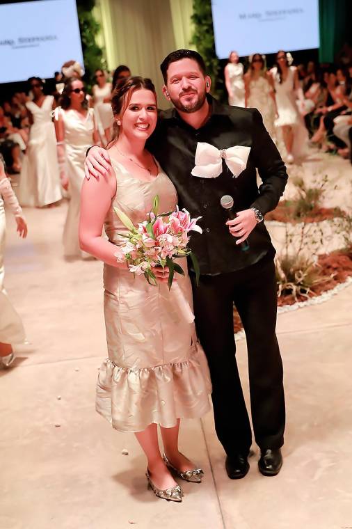 La diseñadora hondureña María Steffania debutó en el mundo del bridal con una colección femenina para una novia moderna, atrevida y radiante, que llenó de blanco las pasarelas de la VIII edición de BAC Estilo Moda. El cantante hondureño Chia Casanova amenizó la pasarela con sus composiciones