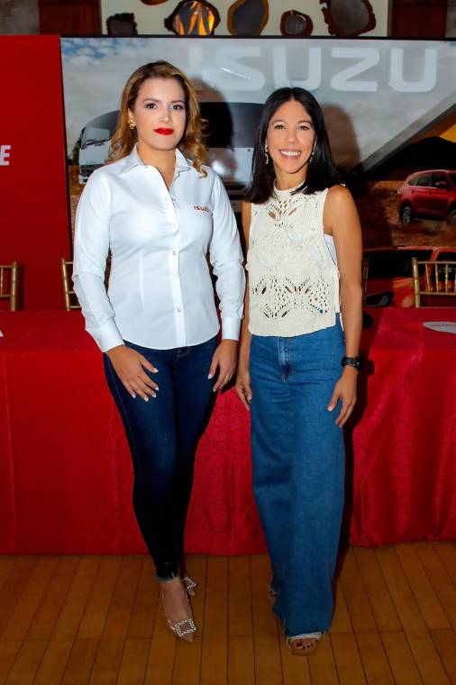 Virginia Valladares, gerente de marca de Isuzu, y Sandra Dipalma, coordinadora de deportes del Club Hondureño Árabe.