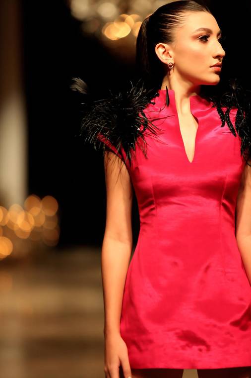 La estudiante de la carrera de Diseño de Moda de Unitec, Sandra Noguera, tomó lo mejor del mundo salvaje, construyendo una colección con plumas, lentejuelas, pedrería y exquisitos tejidos de animal prints. Mini dress de rayón inglés con detalles de plumas de avestruz en los hombros.
