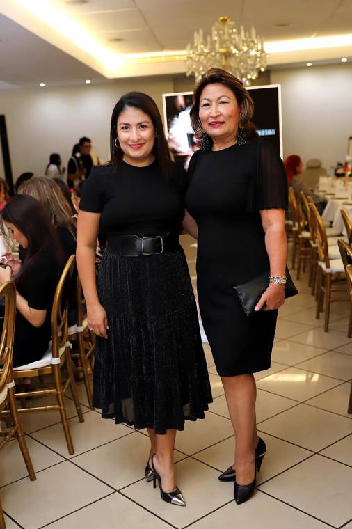 Rebeca Chacón, Brand Manager de Lancome en Honduras y Marcia Vásquez, Gerente Comercial de Remarco, durante el lanzamiento de Absolue Soft Cream, el tratamiento más exclusivo de la maison francesa. Al evento asistió un grupo de invitadas y conocedoras de la marca, que descubrieron entusiastas las cualidades regeneradoras de esta innovadora crema.
