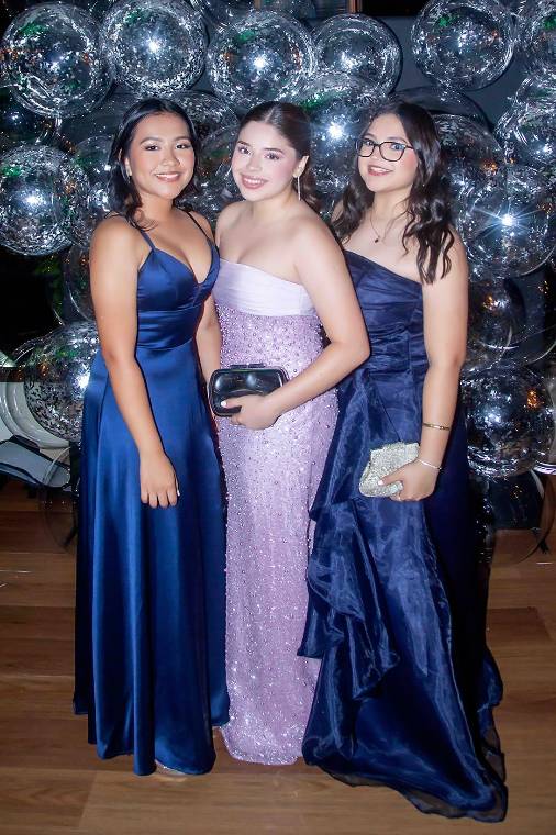 La generación 2026 de la Santa María del Valle se reunió para celebrar su primera actividad social, la <b>Seniors Soirée</b>, organizada por el comité de padres de familia, quienes con mucho entusiasmo cuidaron cada detalle del encuentro. Valeria Acosta, Isabella Zerón y María Isabel Pérez.