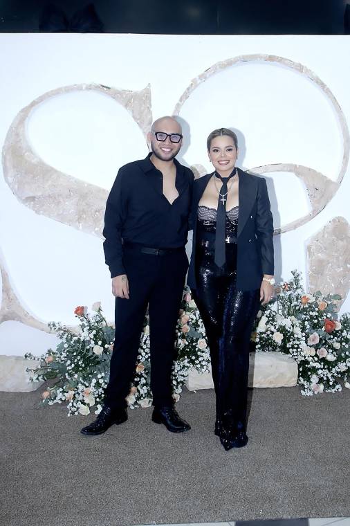 La reapertura de Sol Boutique marca un nuevo capítulo en la moda de Honduras. Con la visión de la personal shopper Sol Sosa, la boutique ofrece a sus clientes acceso exclusivo a marcas que destacan por su diseño y artesanía internacional, consolidándose como un espacio de referencia para quienes buscan tendencias y piezas únicas en la ciudad. En la foto: Brandon Rubio y Sol Sosa.