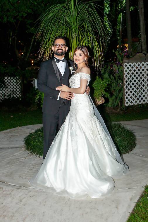 Sergio Andrés Flores Broom y su esposa María Gabriela Castro Flores.