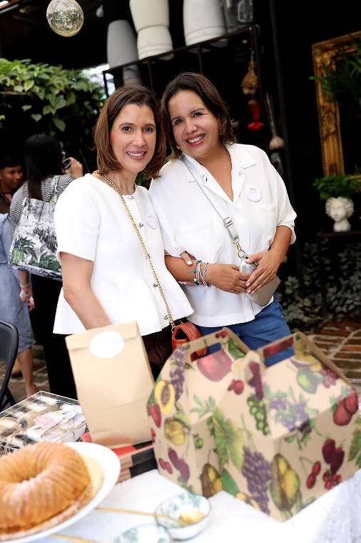 Con la ilusión navideña adelantada, Jardinería Samart y Casa Petipuá celebraron “Navidad en octubre”, un encantador encuentro que reunió a talentosos artesanos y productores hondureños. Entre decoraciones festivas y el espíritu alegre de la temporada, los asistentes exploraron una amplia selección de creaciones locales: moda, arte, accesorios, piezas para el hogar y deliciosos antojos como antipasto, galletas y vino. Una vitrina perfecta para apoyar el emprendimiento nacional y dar inicio a la época más mágica del año.