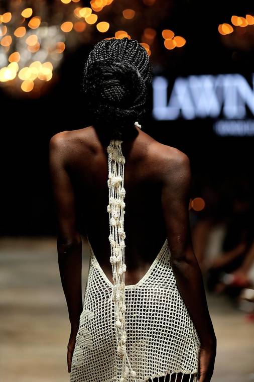 “Mis Raíces”, la colección que Lawin Paz presentó en la IX edición de BAC Estilo Moda, es una expresión de su compromiso con la excelencia y el diseño artesanal. Así lo demostró con piezas de exquisitos bordados como el tricot y el crochet en hilos de algodón, que definen la silueta femenina del próximo verano.