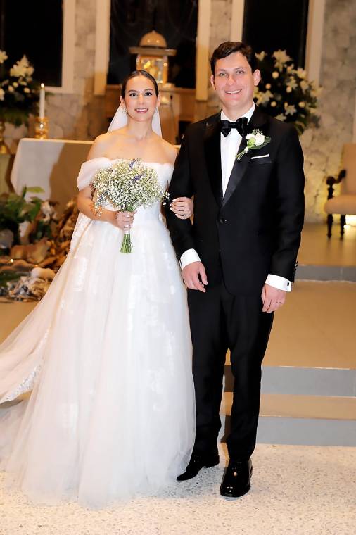 En una atmósfera alegre, llena del entusiasmo y felicidad, los jóvenes Ivanna Olivieri y Vicenzo Balleta llegaron al altar de la Iglesia Nuestra Señora del Sagrado Corazón a sellar su enlace matrimonial.