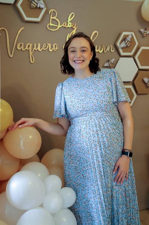 El amor y la felicidad han tocado las puertas del hogar de Fernando Vaquero y Arabella Hepburn, quienes celebran con gran ilusión la próxima llegada de su primogénito, Benjamín Antonio. Rodeados de familiares y amigos, compartieron un inolvidable Baby Shower lleno de detalles elegantes y momentos entrañables. A continuación, te presentamos las imágenes que capturan la magia de esta especial celebración.