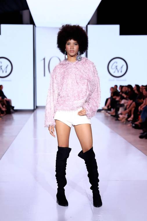 La segunda pasarela de Giselle Matamala en BAC Estilo Moda fue simplemente vibrante. Una historia de luz y color que comenzó con looks effortless en los que amamos su versión luxury del clásico hoodie, culminando con vestidos cuajados de brillo y lentejuelas que elevan la silueta femenina.