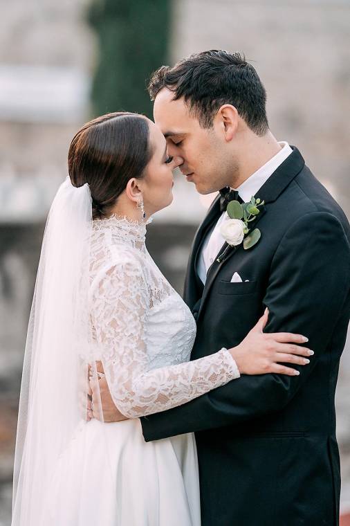 ¡Como de cuento de hadas! Isabella Pineda y Taylor Foss unieron sus vidas en una mágica ceremonia en Antigua Guatemala, rodeados de sus seres más queridos. La emotiva celebración de su amor quedó plasmada en estas hermosas imágenes de la boda.