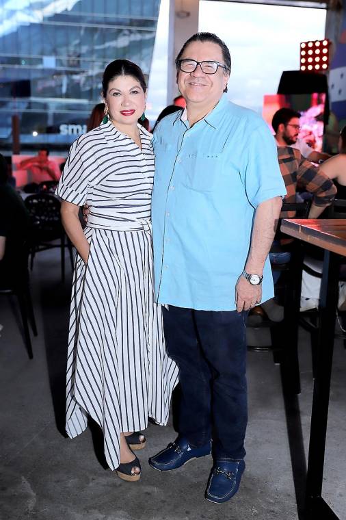 Finca 8 celebró su quinto aniversario complaciendo a los amantes de la carne en Honduras con una exclusiva velada en el local de Ventu. Distinguidos invitados disfrutaron de una atmósfera acogedora, acompañada de música en vivo, exquisitos cortes de carne de primera calidad y bebidas selectas. Finca 8 se ha consolidado como un referente en la industria cárnica al ofrecer un enfoque integral que abarca desde la importación de la mejor genética y producción de alimentos. Además, ofrece recomendaciones, recetas, y una destacada cadena de restaurantes que elevan la experiencia cárnica en el país.