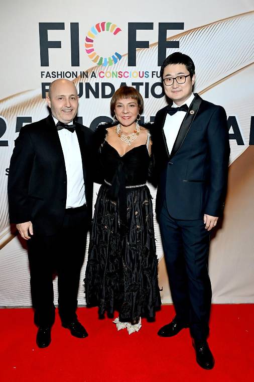 El sacerdote y misionero en Honduras, Álvaro Ramos; la chocolatier hondureña Maribel Lieberman y Yitong Qing, fundador y CEO de la Fashion in a Conscious Future Foundation, a su llegada a la Gala FICFF Light, que este año dedicó sus esfuerzos de recaudación de fondos a apoyar a la infancia en Honduras, a través de ACOES