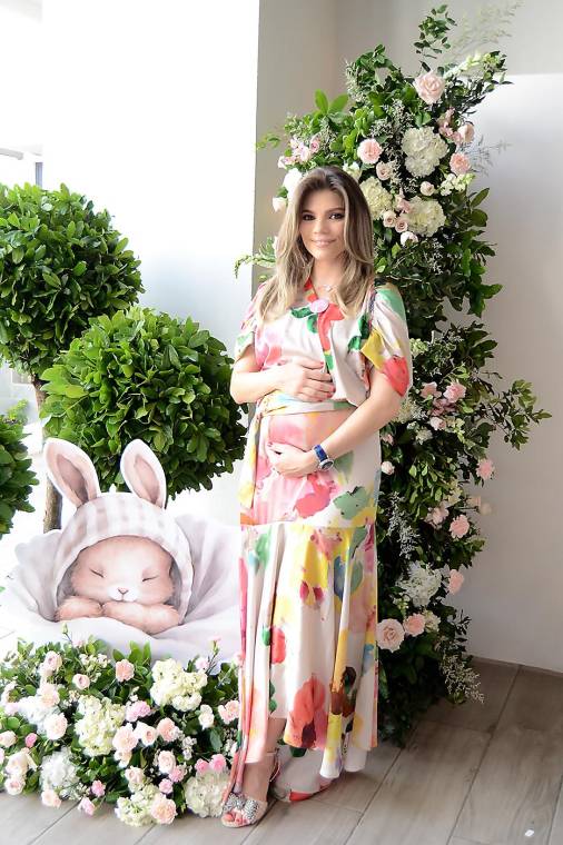 Corina y Roberto Flores ha sido bendecido con el anuncio del nacimiento de su hija, quien será llevada a la pila bautismal con el nombre de Vera Luna. La noticia fue motivo para que Bertha Peñalba, Pamela Flores y Ruth Seaman, le organizaran una tierna celebración, que reunió a familiares y cercanas amigas.