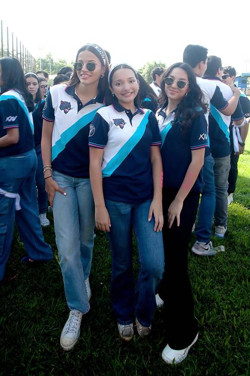 Los seniors 2025 de Seran School comenzaron su último año de secundaria con entusiasmo, reuniéndose en Denny’s del boulevard Morazán. A bordo de un camión decorado con globos, lideraron una caravana festiva hacia la escuela, donde fueron recibidos con aplausos. La celebración, organizada por Marcela Cueva, contó con la música de DJ Beat y Frank Show, creando un ambiente inolvidable.