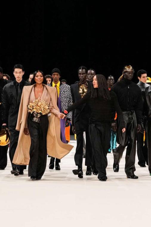 Una noche inolvidable se vivió en la Grande Halle de la Villette durante la colección de masculina de Balmain, piezas extravagante y explosivo inspirado en los “sapeurs” africanos, lleno de color, oro y fantasía, cerrado por la modelo estrella de los 90, Naomi Campbell, con unos elegantes pantalones negros, un top sin hombros y un abrigo camel.