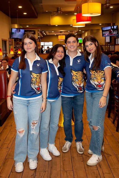 Cuando los primeros rayos del sol alumbraron, los senior de Seran School se reunieron en el restaurante Denny’s de Jardines del Valle para desayunar y luego iniciar su caravana en lo que fue su tradicional Senior Entrance. Con rostros llenos de entusiasmo, usando camisetas y jeans, así llegaron a la cita de mañanita. La celebración continuó con la caravana de vehículos hasta llegar a la institución educativa donde los esperaban maestros y alumnos para festejar el primer día de clases de los futuros bachilleres bilingües.