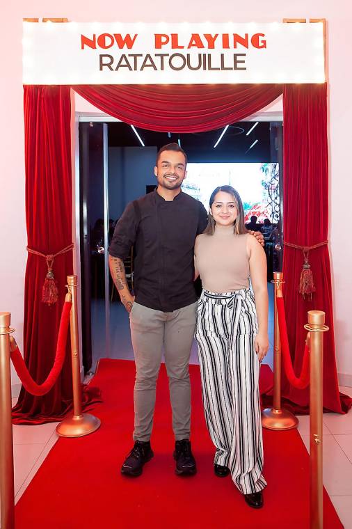 EL chef Carlos EspinaL y Blanca Cardona, coordinadora de mercadeo del Club Árabe