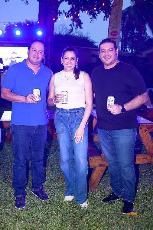 Revista Estilo y Miller Lite Honduras se unieron para presentar Sábados de Parrilla, un evento en el que los asistentes disfrutaron de una tarde llena de entretenimiento en vivo y una experiencia culinaria única con cortes de carne premium de Finca 8, creando momentos memorables acompañados de una degustación de Miller Lite, la cual es el partido perfecto para tus asados de fin de semana. Este evento fue posible gracias a Maggie Centroamérica, Supermercados Colonial y Pollos Norteño.