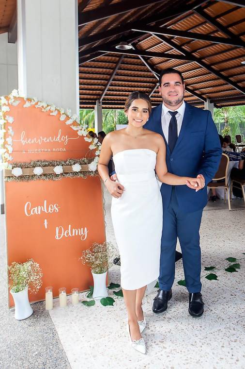 Los recién casados Carlos Antonio El Bascha Castillo y Delmy Mercedes Martínez Umanzor.