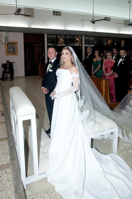 Dalton John Barrosse Peña y Annie Michelle Núñez Donaire vivieron una noche inolvidable al unir sus vidas en sagrado matrimonio. La emotiva ceremonia religiosa se celebró en la Iglesia María Reina del Mundo, donde, ante el altar y rodeados de sus seres queridos, se dieron el “sí, acepto”. El enlace fue oficiado por los sacerdotes Carlos Mejía y Augusto García.