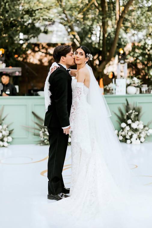 Los recién casados en su recepción nupcial.