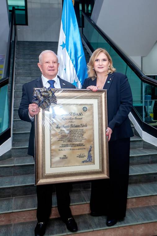 El homenajeado Roger Danilo Valladares y María del Rosario Selman de Banpaís.