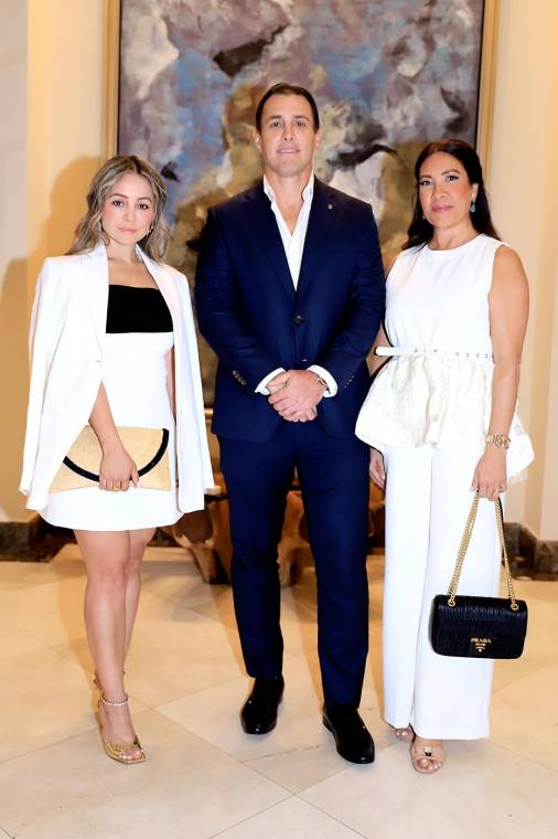 Patricia Zacapa, Top 1% Realtor USA y Bienes Raíces Casabianca, y el desarrollador Juan Carlos Tassara CEO de Edifica, presentaron Domus Brickell Center: +475 unidades completamente amuebladas en el corazón de Miami, diseñadas para rentas cortas (AirBnB). Ideal para inversionistas que buscan buenos retornos y seguridad financiera, Miami es considerada hoy el primer mercado inmobiliario con más crecimiento de EE. UU., y el segundo globalmente después de Dubai. En la foto: Diana García, Juan Carlos Tassara y Patricia Zacapa.