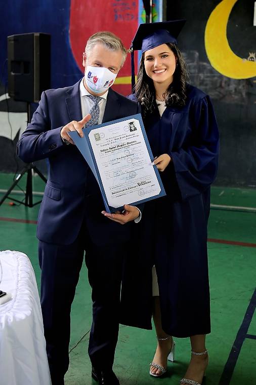 En un ambiente lleno de alegría, recuerdos y emociones la nueva generación de graduados del Liceo Franco Hondureño inició sus actos protocolarios de graduación, vestidos con toga de color azul los 33 graduandos disfrutaron de su último día como alumnos de la Escuela. Al momento de recibir su título Andrea Isabel Magaña Martínez.