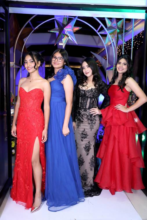 La promoción 2025 del Instituto Salesiano San Miguel vivió una noche inolvidable durante la celebración de su prom, realizada en el Club del BCIE. Vestidos con sofisticados vestidos y trajes de gala, los jóvenes dieron inicio a una velada cargada de emoción, elegancia y alegría, marcando el final de su etapa colegial.