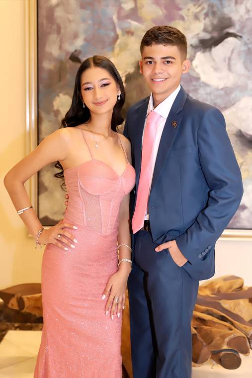 La Prom de los seniors 2025 de Lincoln School iluminó el Hotel Intercontinental con una noche llena de magia y emociones. Los jóvenes hicieron su entrada en un hermoso desfile junto a sus padres, creando momentos que quedarán guardados en el corazón. Entre aplausos y sonrisas, se entregaron premiaciones que celebraron sus logros y sueños. La velada culminó con una fiesta inolvidable, donde cada baile y cada risa marcaron el principio de un nuevo capítulo en sus vidas