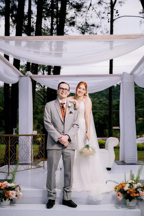 Miguel Blanco y Valery García celebraron su amor con una boda inolvidable, rodeados de familiares y amigos en la hermosa Casa de Campo, Valle de Ángeles. La ceremonia combinó los ritos religioso y civil, siendo oficiada por el Pastor Didiher Osorto y Juan Carlos Pérez Cadalso Arias, respectivamente, en un ambiente lleno de emoción y devoción.