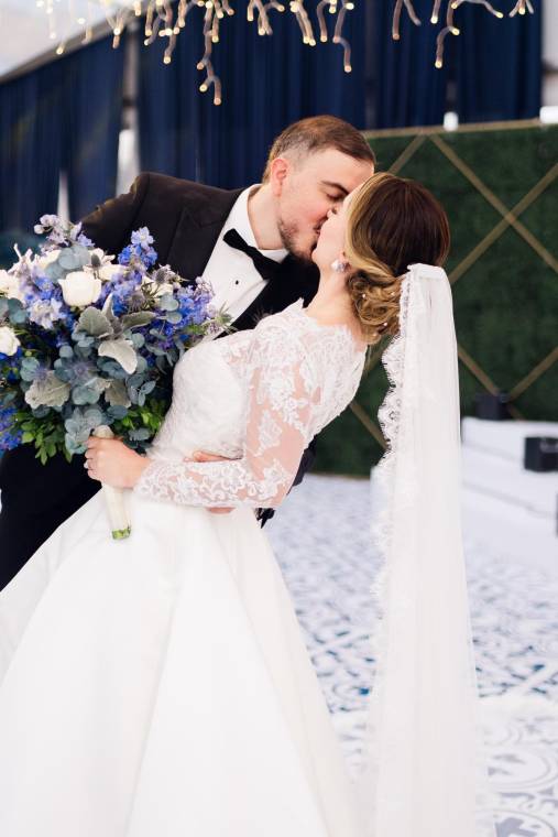 Celeste Redondo y Erick Lacayo se unieron en matrimonio y para celebrarlo ofrecieron una recepción en la Hacienda El Trapiche, donde la event planner Fabiola Matamoros organizó la fiesta de sus sueños, con un glamoroso italian style con acentos en azul y blanco. La alegría y la elegancia marcaron cada momento de esa noche memorable que repasamos en imágenes.