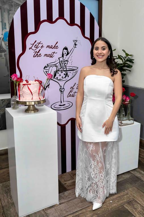La cuenta regresiva hacia el gran día continúa para Andrea Jordán Kattán, la agasajada celebró con una elegante despedida de soltera inspirada en el tema ”Andrea’s Last Toast”. En una velada llena de buenos deseos, brindis y momentos memorables, familiares y amigas cercanas celebraron junto a la futura novia el cierre de una etapa y el inicio de un nuevo capítulo en su vida.