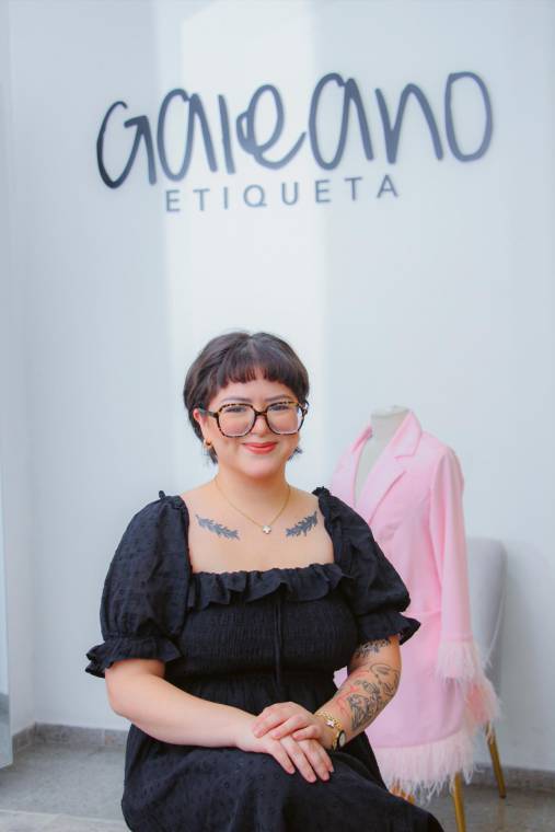 Recién terminó sus estudios en Francia y Nadia Galeano, la menor del talentoso clan, decide dar un giro a su vida y a su carrera para debutar como la creadora de EXISTO, la colección Primavera Verano 2025 con que Galeano define una nueva faceta.
