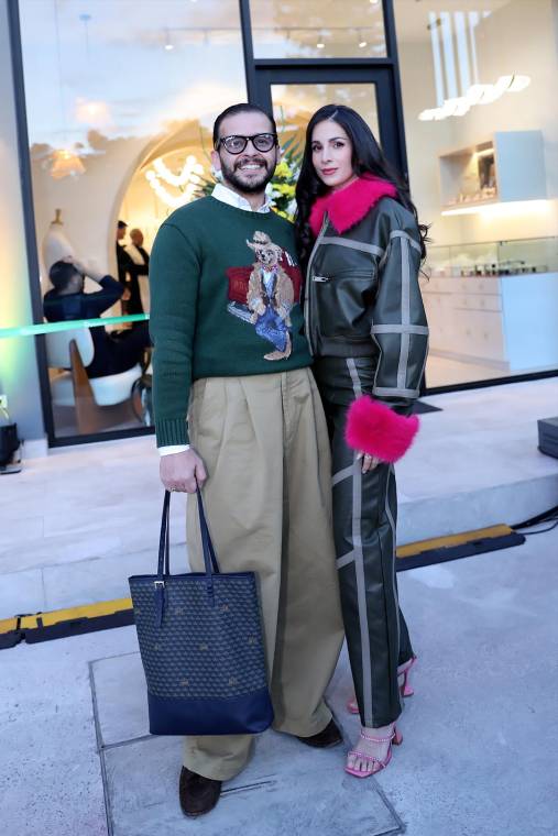 Así se vivió la inauguración de Vía Palmira, la nueva plaza ubicada en la colonia Palmira, que abrió oficialmente sus puertas con una propuesta comercial diversa. El espacio presentó una selección de locales como The Golden Pig Coffeeshop, Pescadores, Sofía Sofía Designer Jewelry y Pulpa Hi-Fi Sound Bar, entre otros. Durante el acto inaugural, invitados especiales se reunieron para conocer la plaza, mientras un sacerdote realizó la bendición del lugar, marcando el inicio de esta nueva oferta gastronómica, comercial y de entretenimiento en la zona.