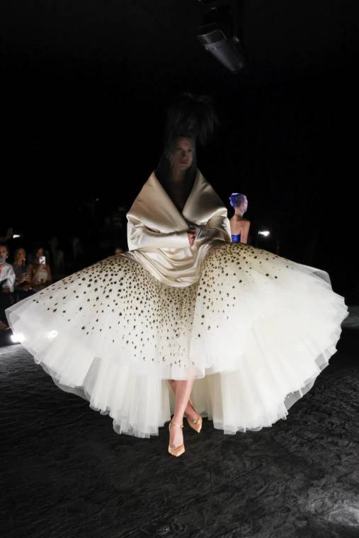 Una obra maestra, así es The Phoenix, la colección Haute Couture SS 2024/2025 de Schiaparelli, que en la apertura de la Semana de la Alta Costura en París demostró que es el máximo exponente de este exclusivo concepto. En la colección predominan vestidos de seda y corsets de crepé de lana con hombros a modo de ala de ave fénix y a menudo con escotes pronunciados.