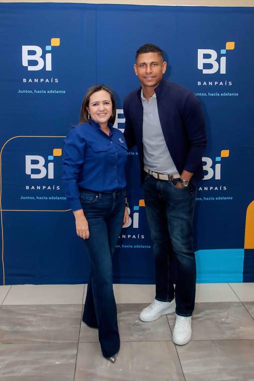 Lic. Victoria Franco, Gerente Comercial y de Estrategia de Medios de Pago de BanpaÍs y el ex-mundialista Carlos Costly