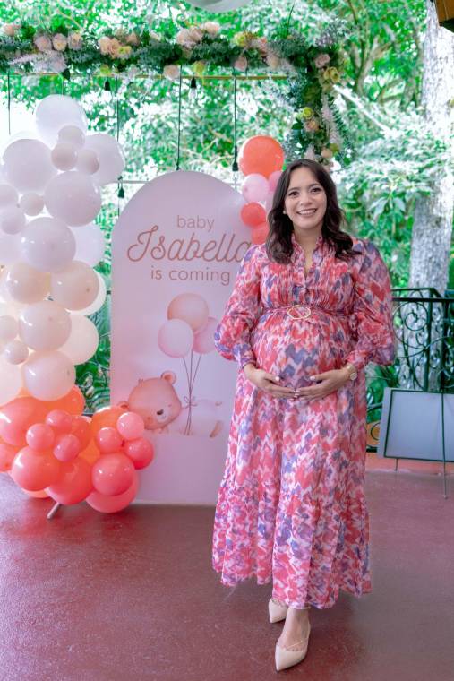 La espera está por concluir: Isabella está a punto de llegar para llenar de alegría el hogar de Bryan Alvarado y Lidieth Canales. En este momento tan especial, familiares y amigos se unieron para celebrar el próximo nacimiento con un encantador baby shower en Villa Montecarlo. El escenario se decoró con elegantes sillas y mesas en tonos rosados, globos, y un hermoso escenario que añadió un toque cálido a la recepción.