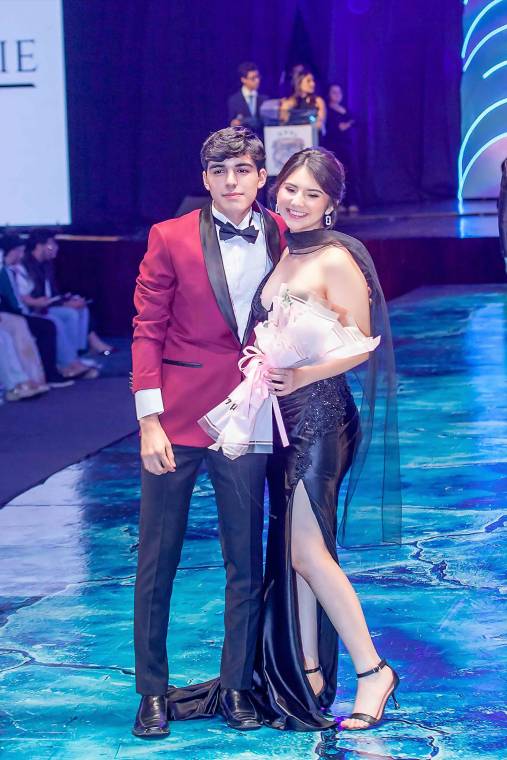 Bajo el tema “Under The Northern Lights”, los seniors 2026 de la Escuela Internacional Sampedrana dejaron por un día sus uniformes para protagonizar su tradicional Fashion Show. En el Cafetorium del centro educativo, los estudiantes desfilaron en una noche llena de estilo y aplausos que también apoyó la recaudación de fondos para el Trabajo Educativo Social a beneficio del Centro de Educación Básica Pedro Nufio.