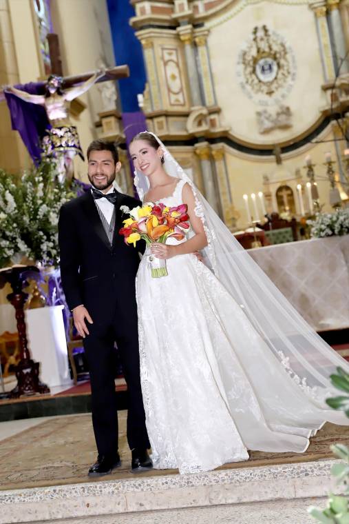 Victoria Villeda y Giampiero Infantozzi se dieron el “sí, acepto” en una emotiva ceremonia religiosa en la Basílica de Suyapa. Rodeados de familiares y amigos, los novios sellaron su amor en un momento lleno de emoción y significado.