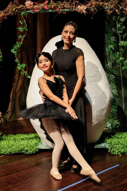 Un derroche de talento, magia, pasión y amor por el ballet se vivió durante la época navideña, cuando el telón del Teatro José Francisco Saybe se abrió por dos noches consecutivas para dar vida a la presentación anual de Adagio Dance Studio: “Había una vez...”, dirigida por la maestra Tiffany Martínez.