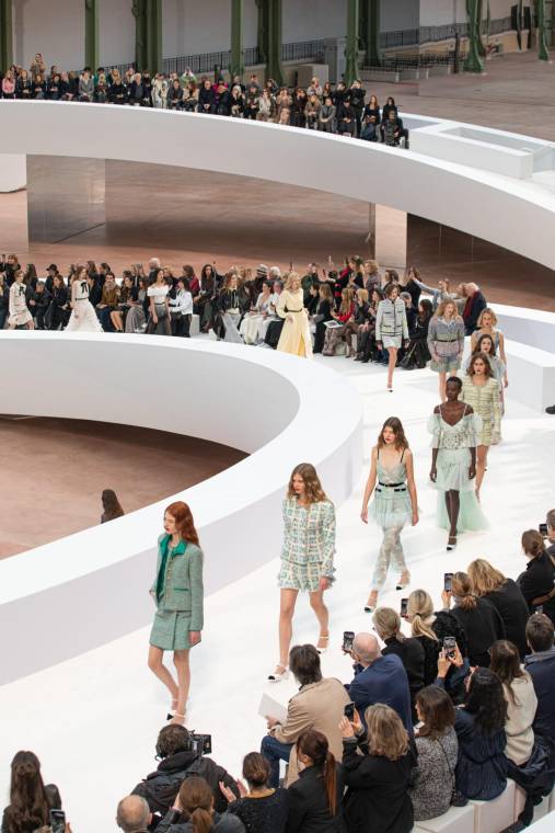 El desfile Haute Couture de Chanel para la primavera-verano 2025 estuvo a cargo del estudio creativo de la maison que rinde homenaje al legado de la marca y explora de los códigos de la Alta Costura. Blanco, pasteles, tonos vivos, azul medianoche y negro: la progresión de la colección sigue un ciclo completo del día a la noche.