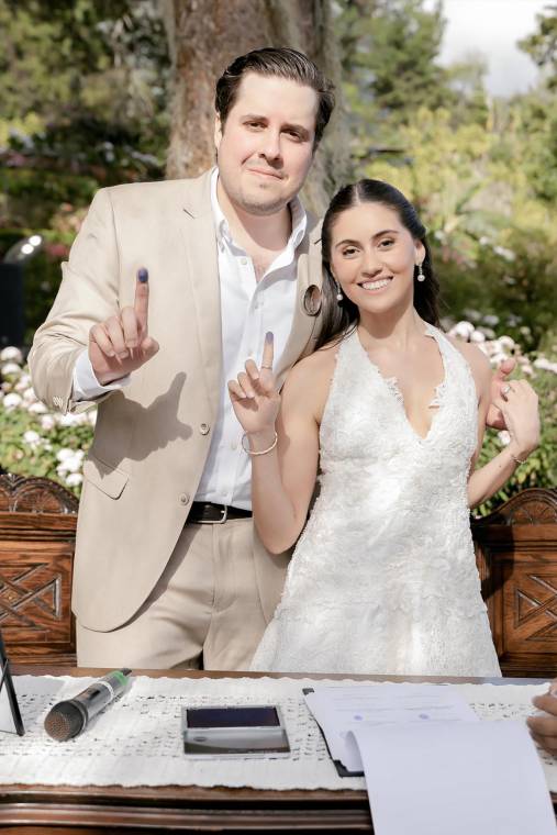 Rodeados por la belleza natural de una histórica finca cafetalera en Boquete, Panamá, Johannes Müller y Ruth Panayotti sellaron su amor en una emotiva ceremonia civil. Familiares y amigos llegados de distintos países fueron testigos de ese momento que marcó el inicio de una nueva etapa, cuya historia de amor comenzó durante sus años universitarios en Texas y se fortaleció a lo largo de casi seis años de noviazgo.