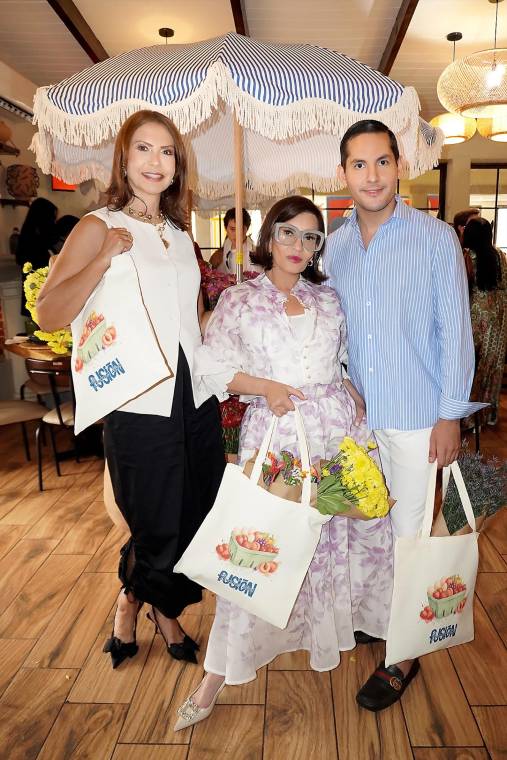 El restaurante Fusión en Tegucigalpa presentó su nuevo menú de desayunos durante una exclusiva experiencia, entre mimosas, sabores únicos y originales detalles. Cecilia Bertrand, Blanca Bendeck y el anfitrión de esa mañana, Ariel Flores.
