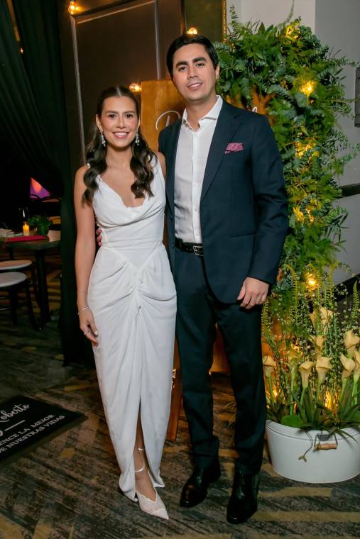 Entre felicitaciones, recuerdos y momentos llenos de emoción, Roberto Matuty Díaz y Emily Hawit Lara protagonizaron una especial despedida de solteros que reunió a familiares y seres queridos para celebrar el amor que los une. A pocos días de dar el esperado “sí, acepto”, los futuros esposos disfrutaron de una noche llena de detalles, anécdotas, videos y ovaciones, en un ambiente inspirado en los recuerdos y momentos que han marcado su historia de amor. En la foto: Los novios Emily Hawit Lara y Roberto Matuty Díaz.