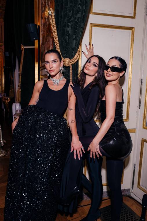 A Balenciaga no solo le bastó con presentar su colección Alta Costura Otoño 2022 en un desfile lleno de estrellas, Demna Gvasalia también reunió a los representantes de la casa de moda en el Hôtel de la Marine en París para celebrar este acontecimiento. Personalidades como Kim Kardashian, Dua Lipa, Alexa Demie y Bella Hadid no pudieron faltar y nos deleitaron con sus looks y carisma. Sigue viendo esta fotogalería para conocer más del evento.