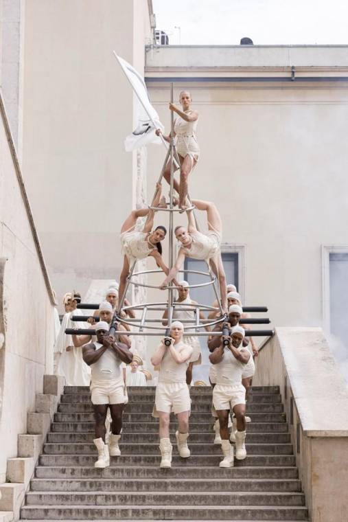 El diseñador estadounidense Rick Owens presentó un desfile monumental en la Semana de la Moda Masculina de París, con un ejército de siluetas inquietantes, mitad monjes mitad guerreros, con largas túnicas y capuchas blancas. El espectáculo tuvo su punto culminante cuando apareció una especie de enorme balsa levantada a hombros y en la que mujeres gimnastas simulaban ser el mástil.