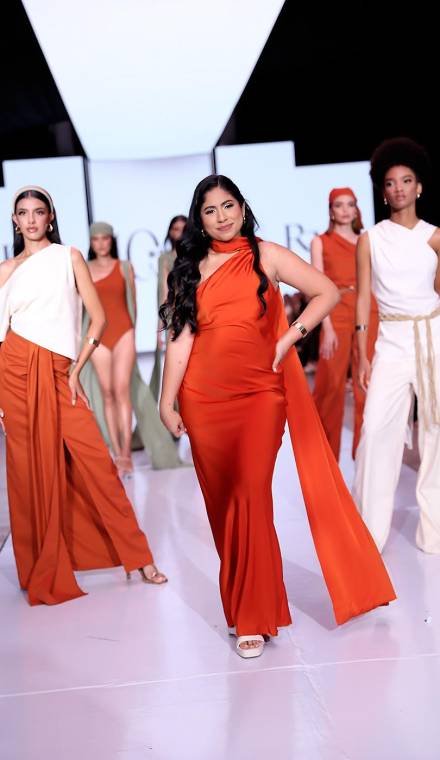 Emocionada, Rashell Fuentes llegó a BAC Estilo Moda para presentar su colección cápsula “Dunas”, una propuesta que narra la transformación del Sahara: de la desconexión al encuentro pleno con su esencia. “Deseo que el público conecte con mi esencia, que perciban la historia detrás de cada pieza y que esta plataforma sea el inicio de un camino sólido para mi marca”, expresó.