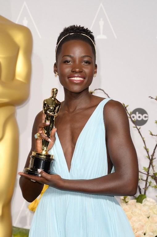 <b>Lupita Nyong’o </b>En el 2014 Lupita ganó el premio a Mejor Actriz de Reparto por su papel en la película de Steve McQueen 12 años de esclavitud (Netlifx). En su discurso agradeció a sus compañeras de reparto, a su hermano y mejor amigo y termino con un mensaje al público “Que esto os recuerde que no importa de dónde seáis, vuestros sueños son válidos”.