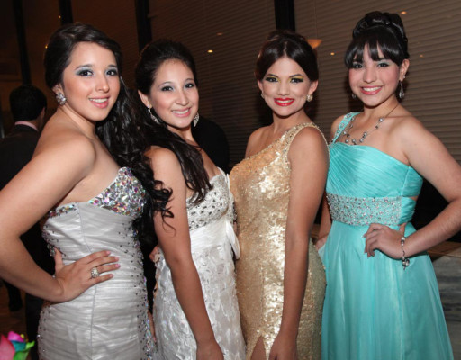 Seniors de la Mayan School se graduan